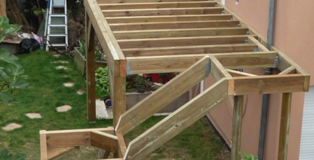 Préparation de structure pour terrasse suspendue avec escalier