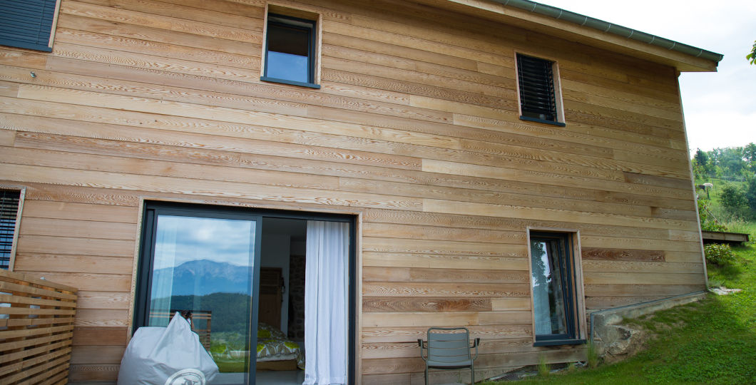 Isolation de maison par l’extérieur avec un bardage en bois Mélèze