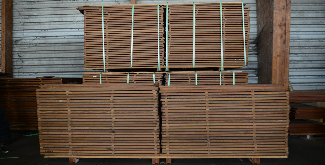 Stockage de palette de terrasse dans un entrepôt à l’abri des aléas extérieurs