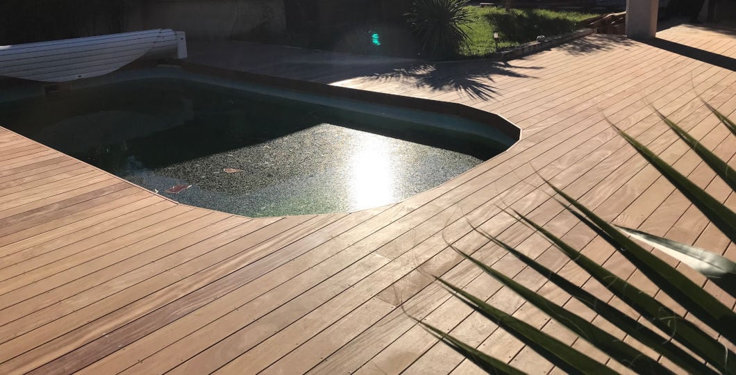 Alliez solidité et esthétique avec une terrasse et contour de piscine en bois exotique Itauba