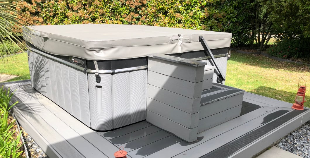 Pose de spa composite hors-sol sur terrasse en bois composite Silvadec