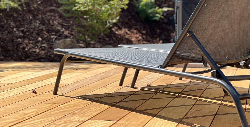 Nature Bois Concept - Zoom sur une terrasse bois exotique en Garapa, révélant sa teinte dorée et son grain lisse
