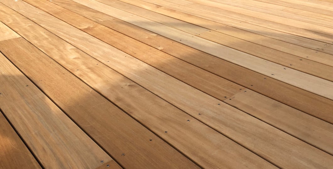 Nature Bois Concept - Craquez pour la couleur miel brun clair irisée du bois exotique Garapa